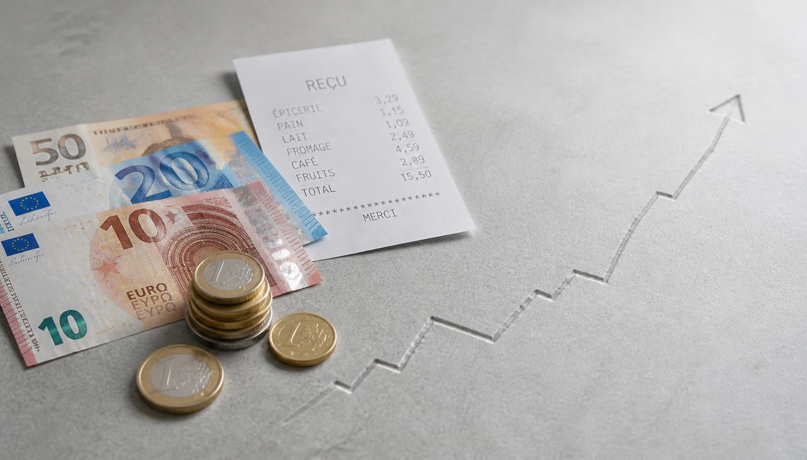 Eurobiljetten, muntstukken en een kassaticket naast een stijgende lijn: inflatie en koopkracht
