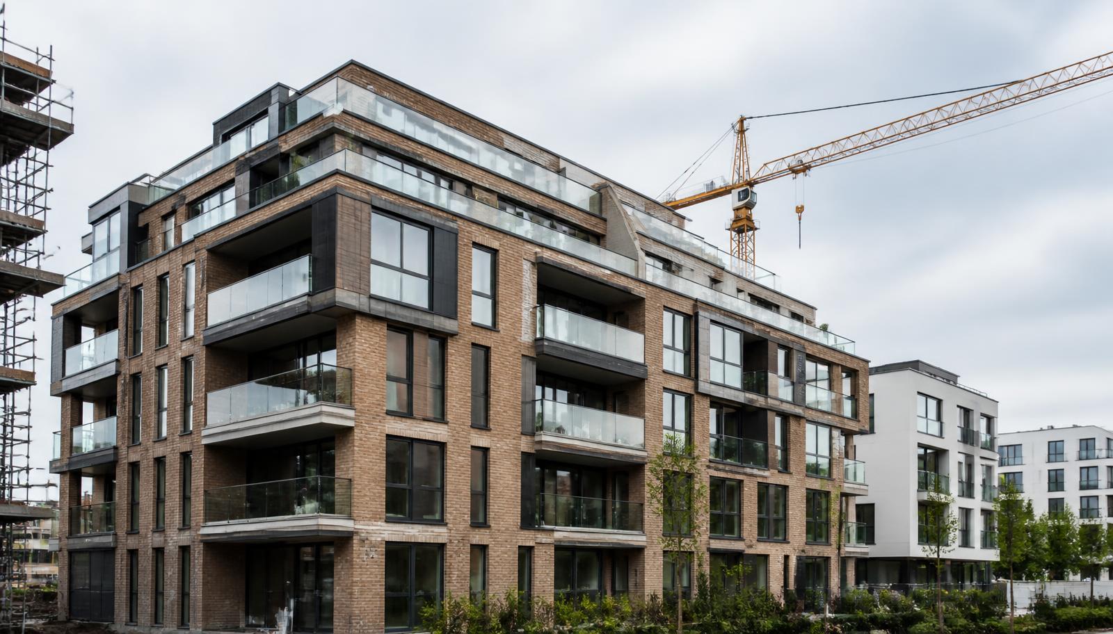 Modern Belgisch appartementsgebouw in aanbouw met kraan: vastgoedfinanciering
